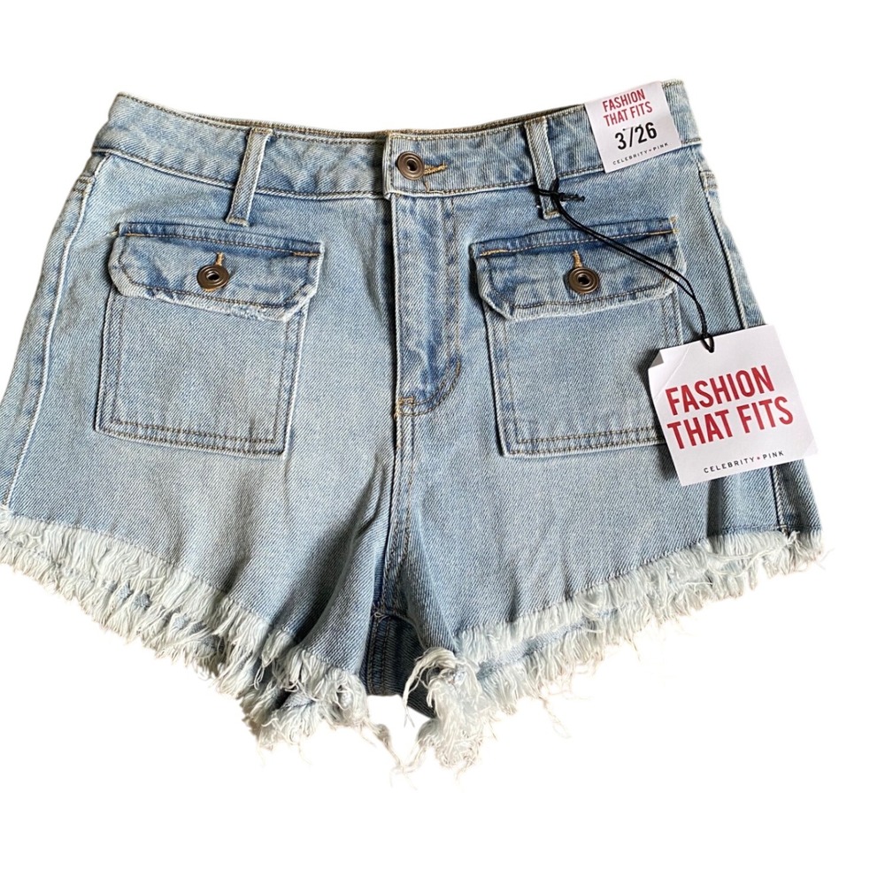 Celebrity Pink Denim Shorts Frayed Hem Pockets Light Wash Size 3/26‎ NWT